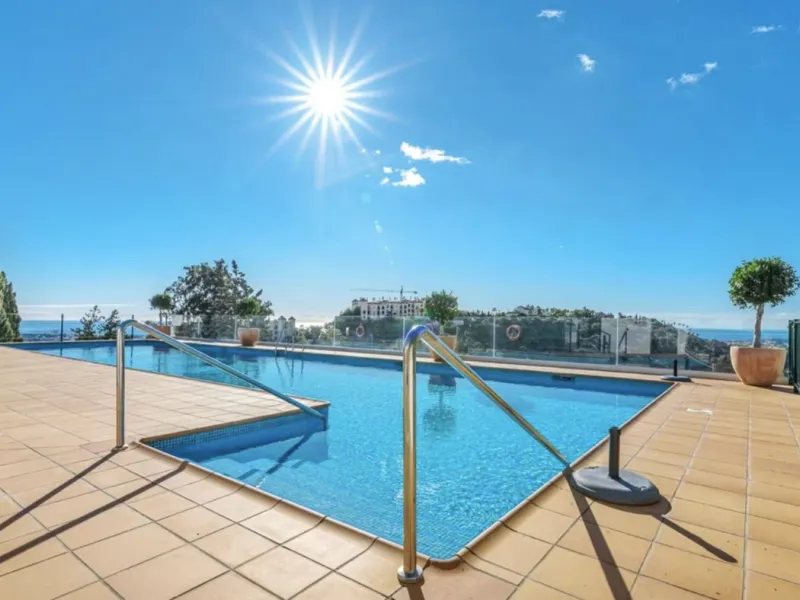 We present this spacious apartment, located in one of the best areas of the area, in La Quinta that enjoys panoramic views of the valley and the sea.