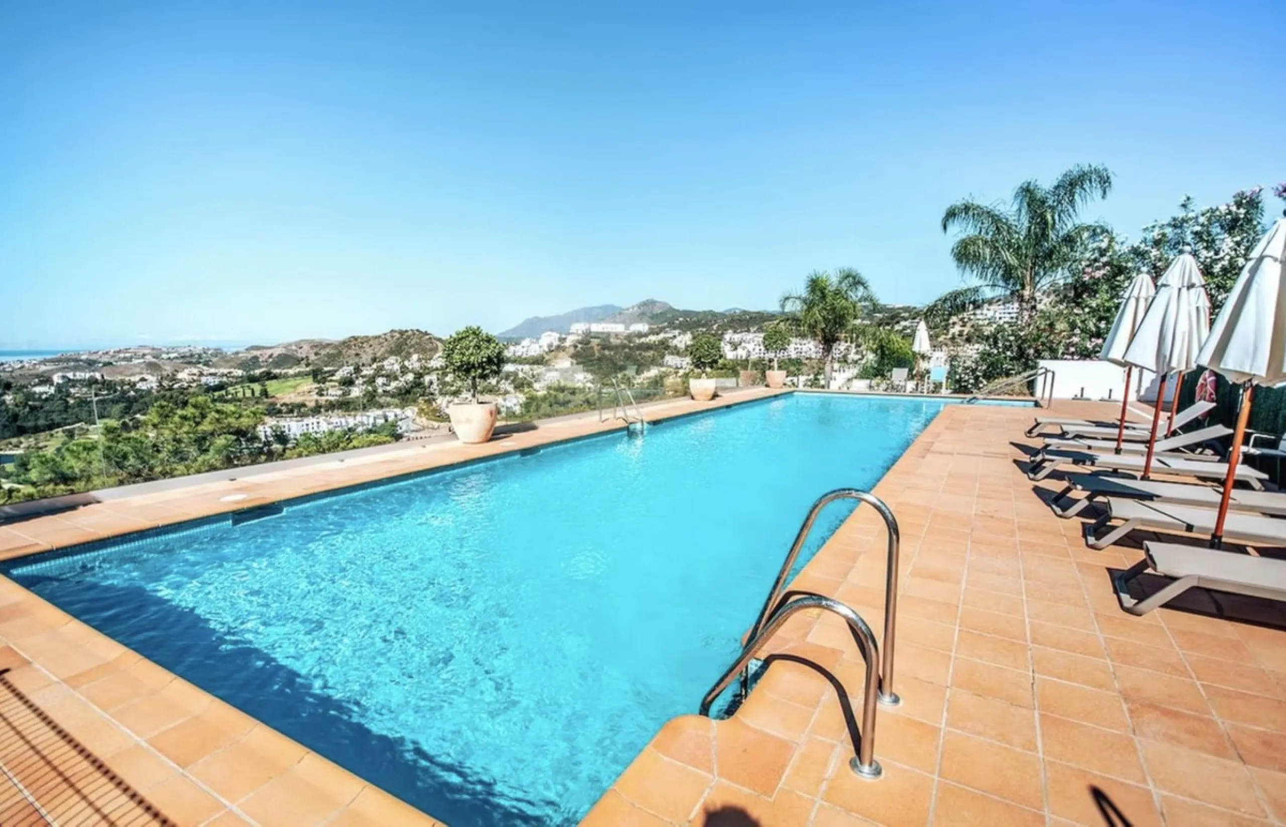 We present this spacious apartment, located in one of the best areas of the area, in La Quinta that enjoys panoramic views of the valley and the sea.