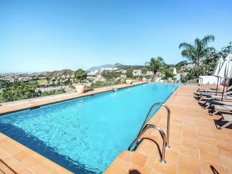We present this spacious apartment, located in one of the best areas of the area, in La Quinta that enjoys panoramic views of the valley and the sea.