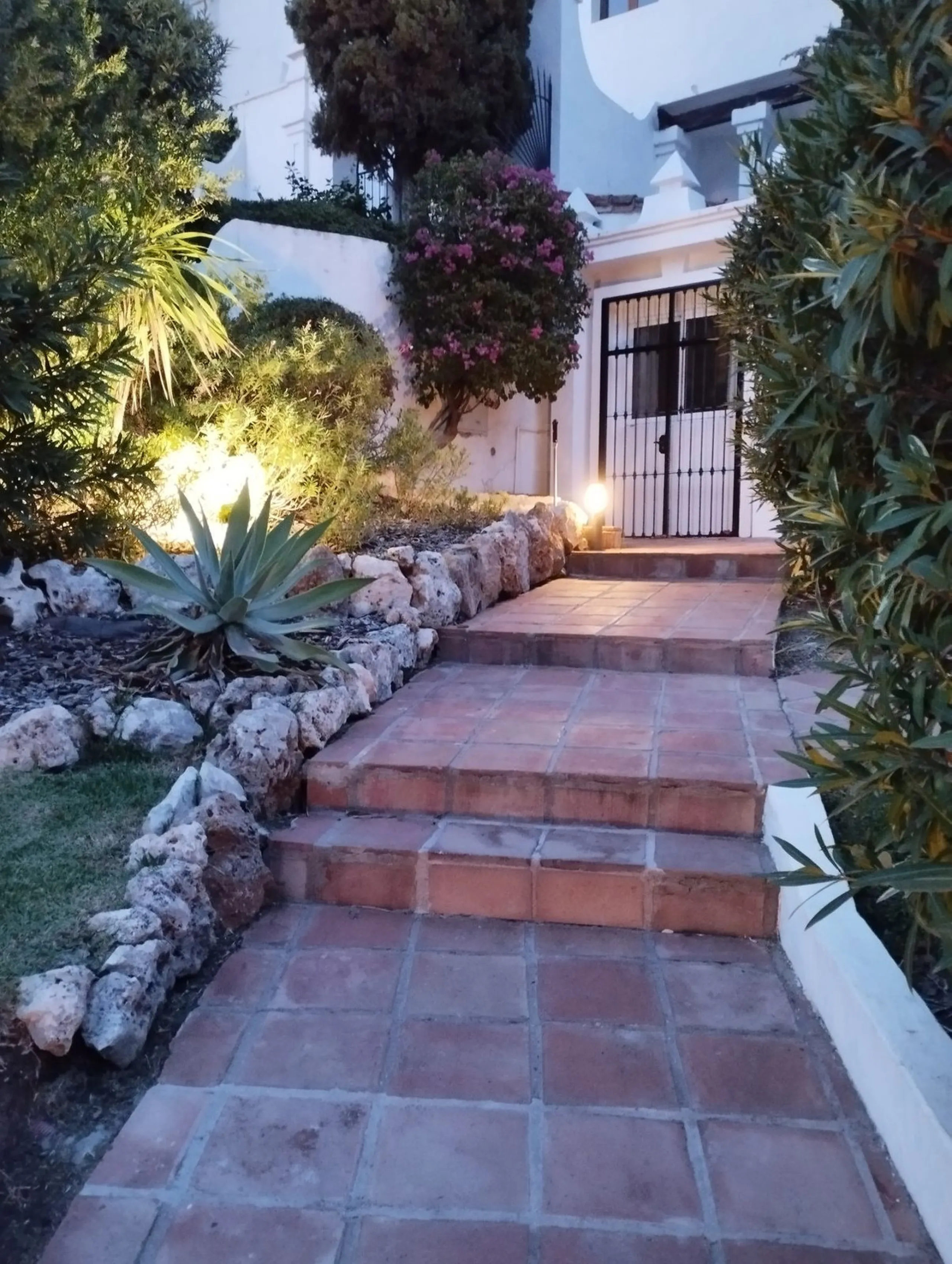We present this spacious apartment, located in one of the best areas of the area, in La Quinta that enjoys panoramic views of the valley and the sea.