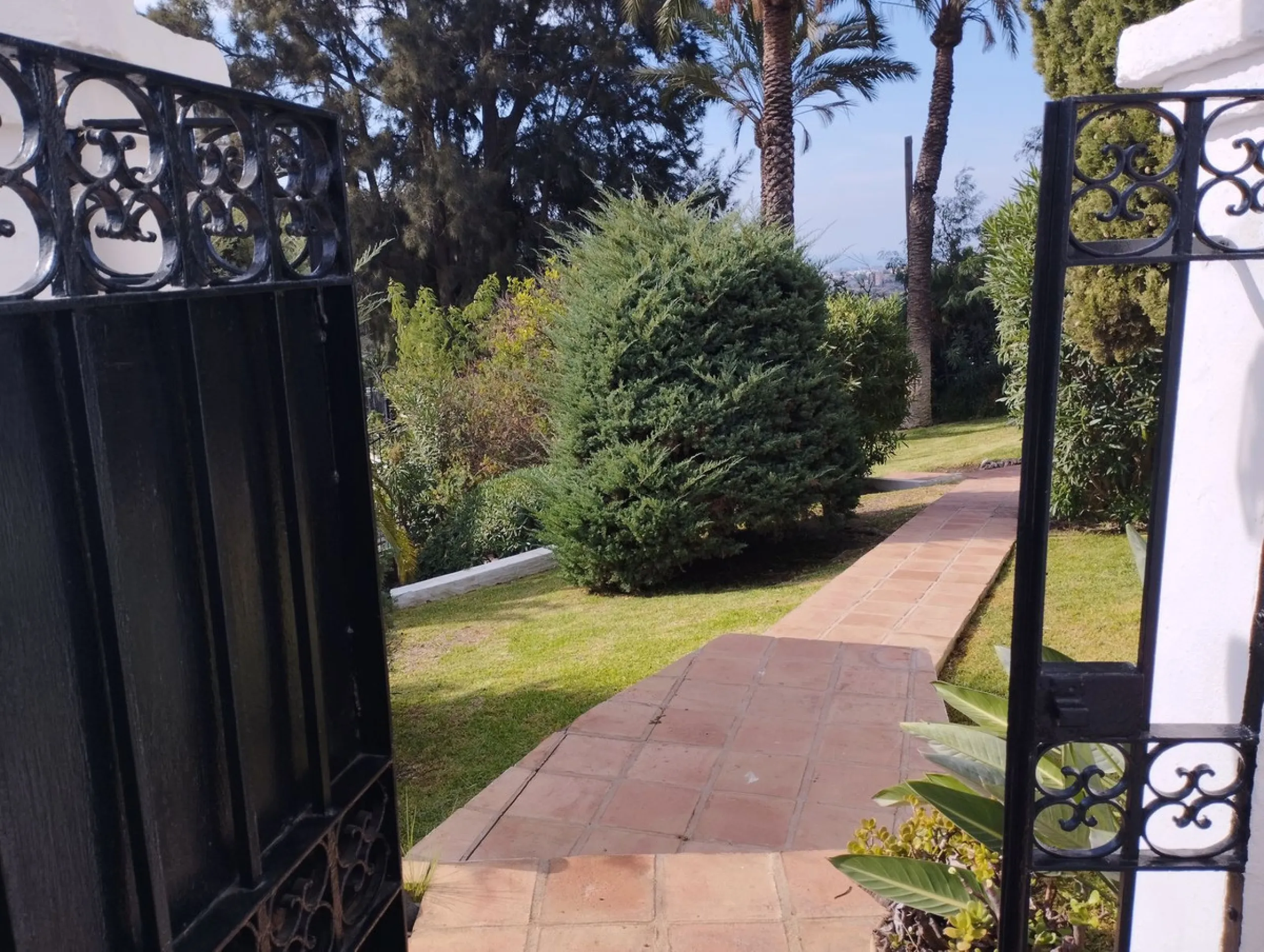 We present this spacious apartment, located in one of the best areas of the area, in La Quinta that enjoys panoramic views of the valley and the sea.