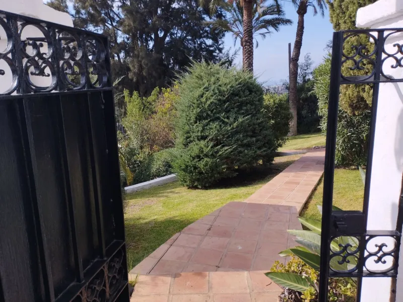 We present this spacious apartment, located in one of the best areas of the area, in La Quinta that enjoys panoramic views of the valley and the sea.