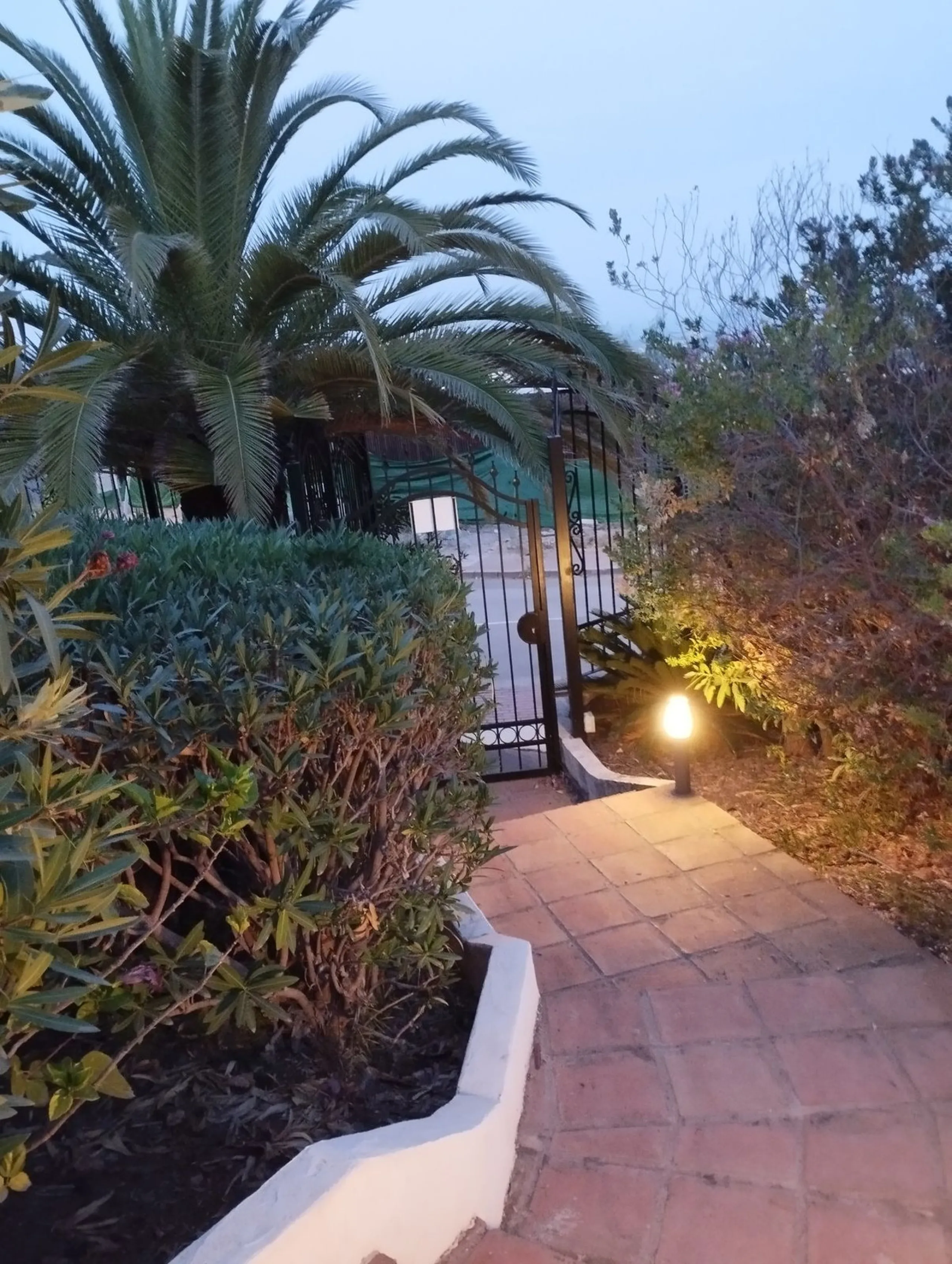 We present this spacious apartment, located in one of the best areas of the area, in La Quinta that enjoys panoramic views of the valley and the sea.