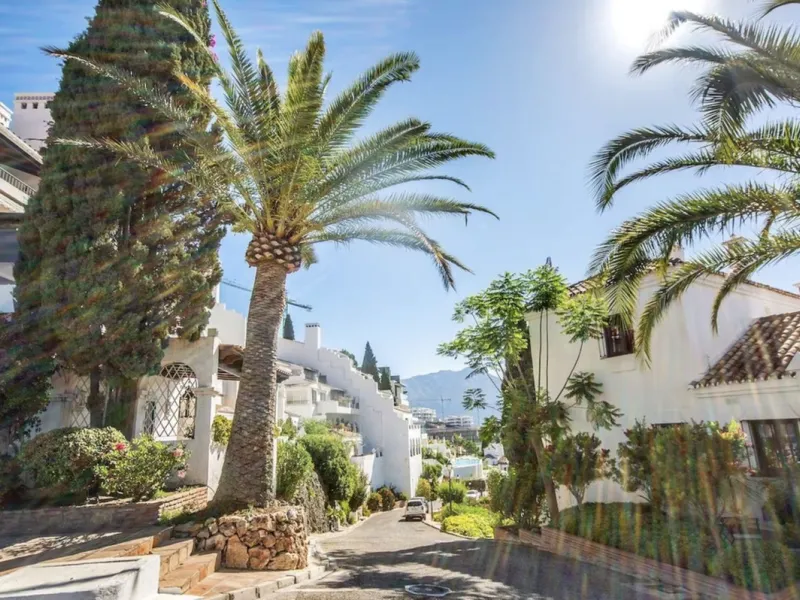 We present this spacious apartment, located in one of the best areas of the area, in La Quinta that enjoys panoramic views of the valley and the sea.