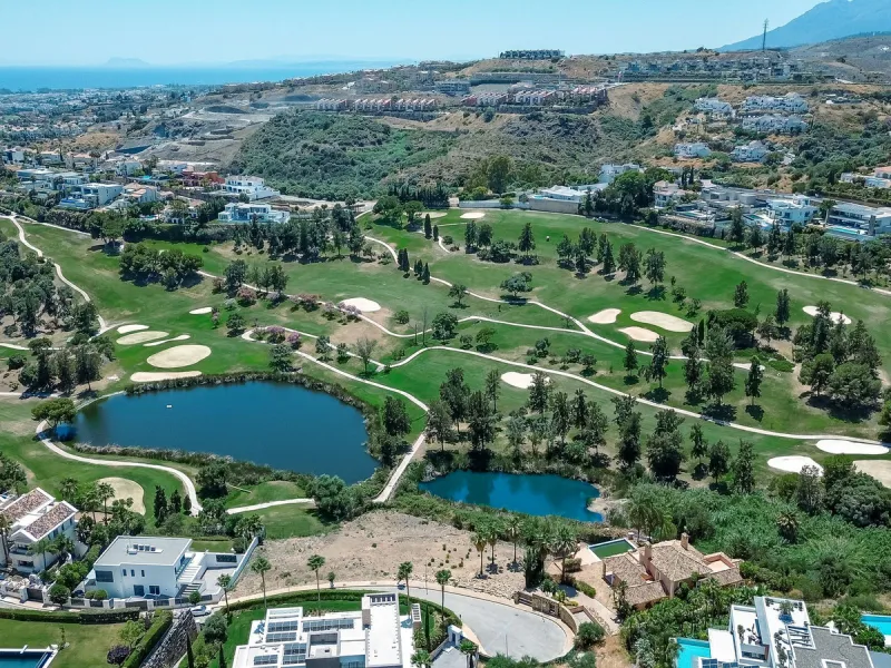 Plot - Residential Plot в продаже в Estepona, Málaga. Площадь дома 436 м². Площадь участка 1180 м²