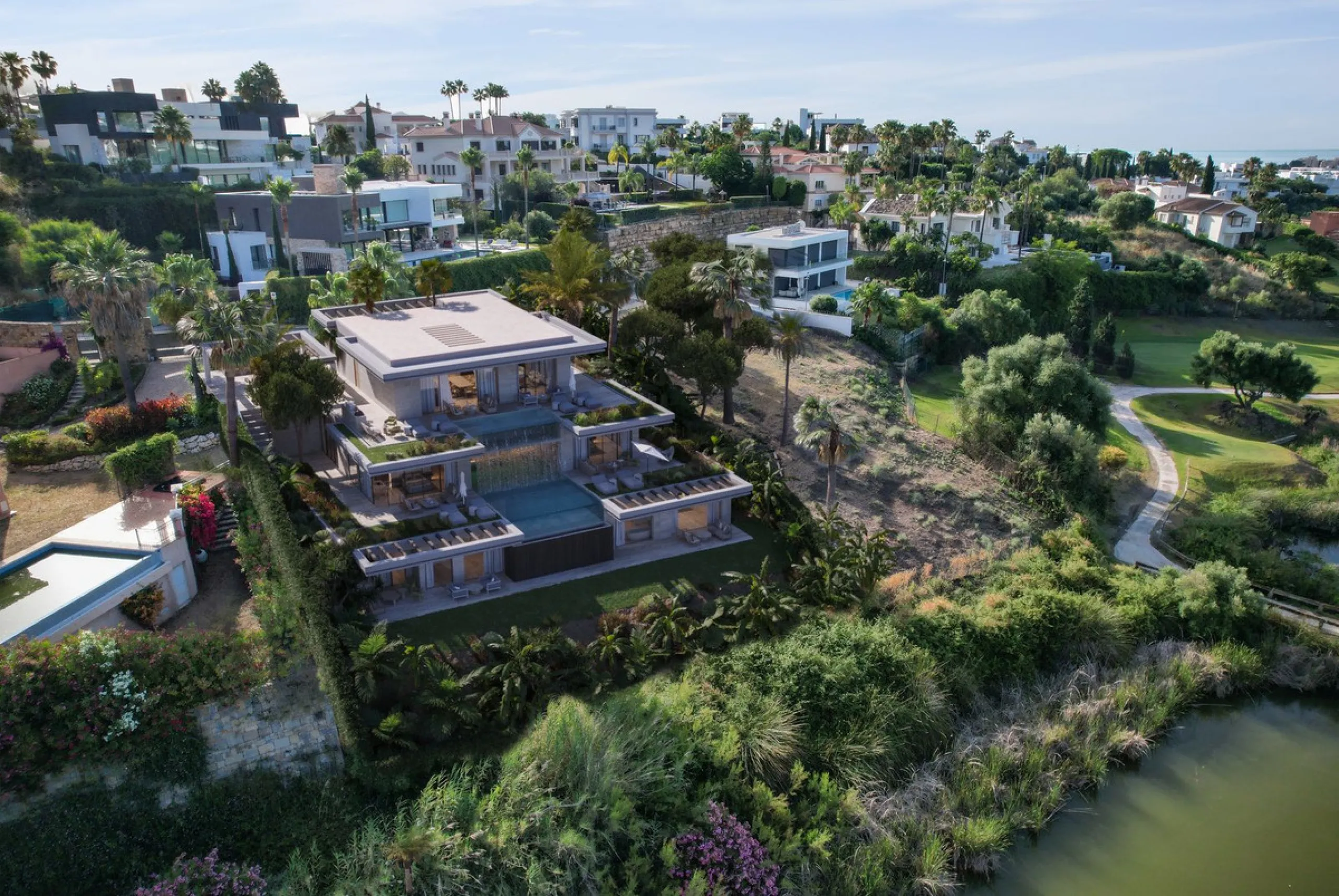 Plot - Residential Plot в продаже в Estepona, Málaga. Площадь дома 436 м². Площадь участка 1180 м²