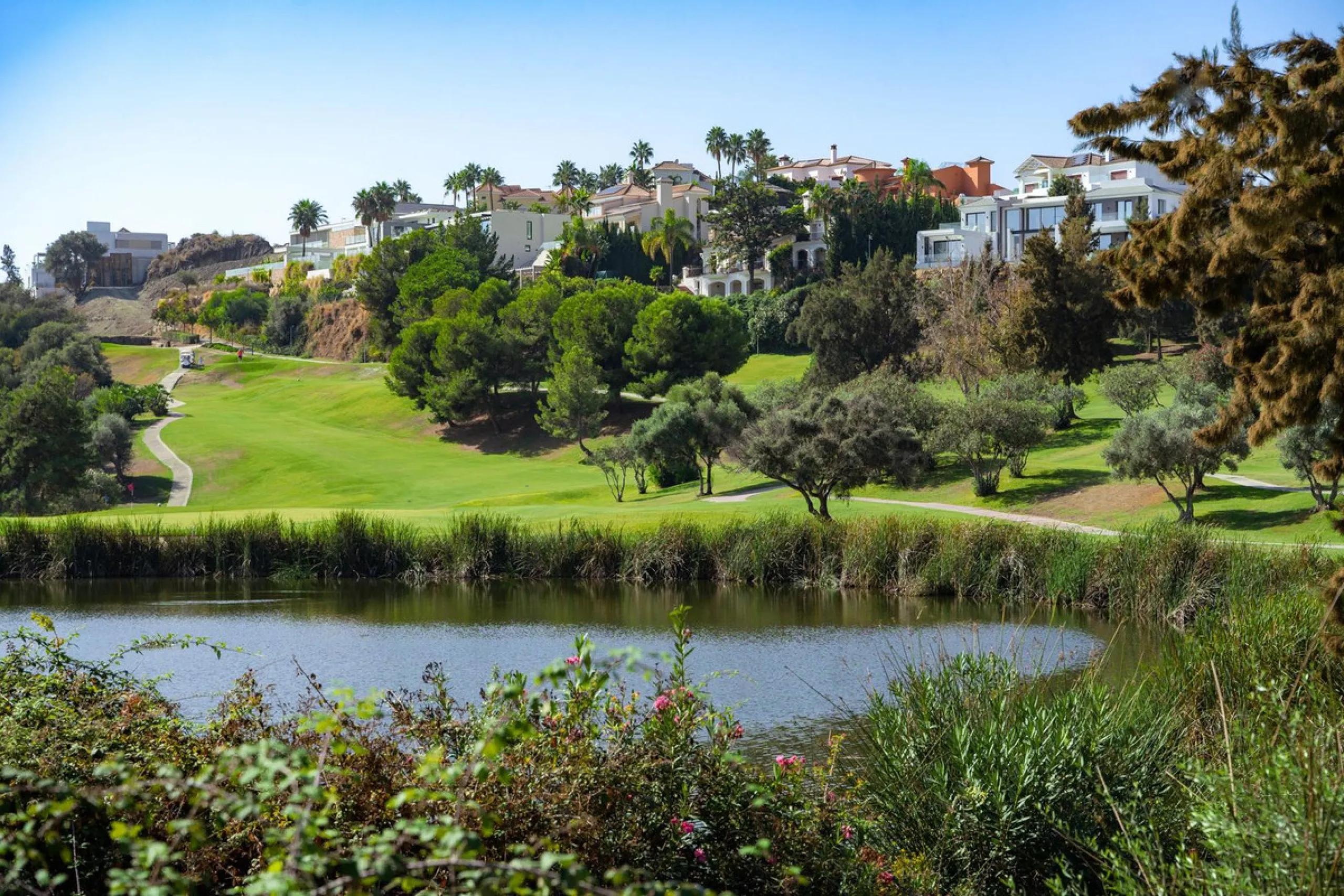 Plot - Residential Plot в продаже в Estepona, Málaga. Площадь дома 436 м². Площадь участка 1180 м²