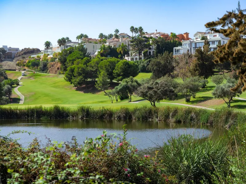 Plot - Residential Plot в продаже в Estepona, Málaga. Площадь дома 436 м². Площадь участка 1180 м²