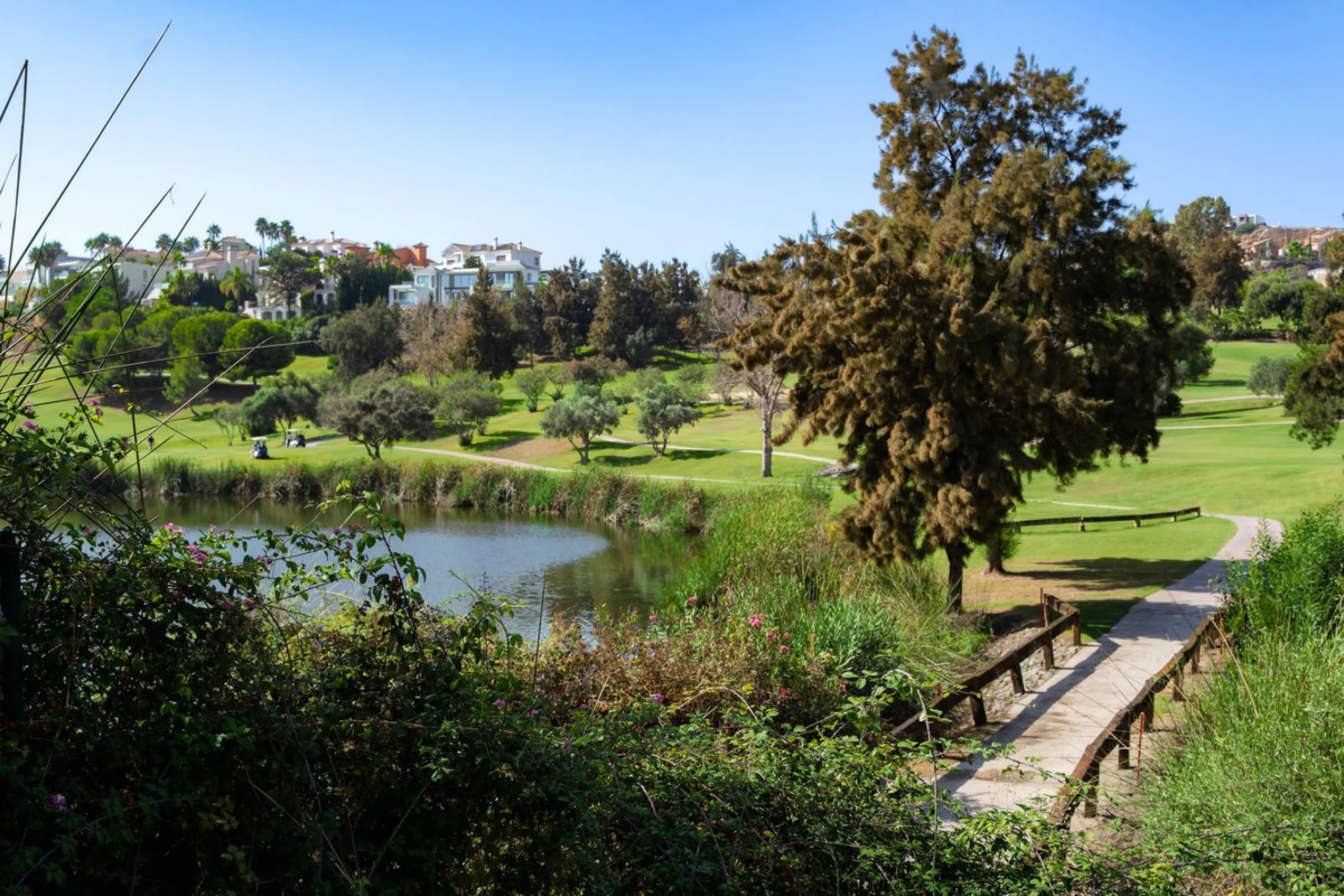Plot - Residential Plot в продаже в Estepona, Málaga. Площадь дома 436 м². Площадь участка 1180 м²