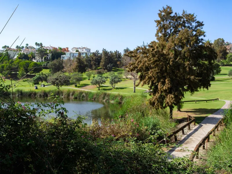 Plot - Residential Plot в продаже в Estepona, Málaga. Площадь дома 436 м². Площадь участка 1180 м²