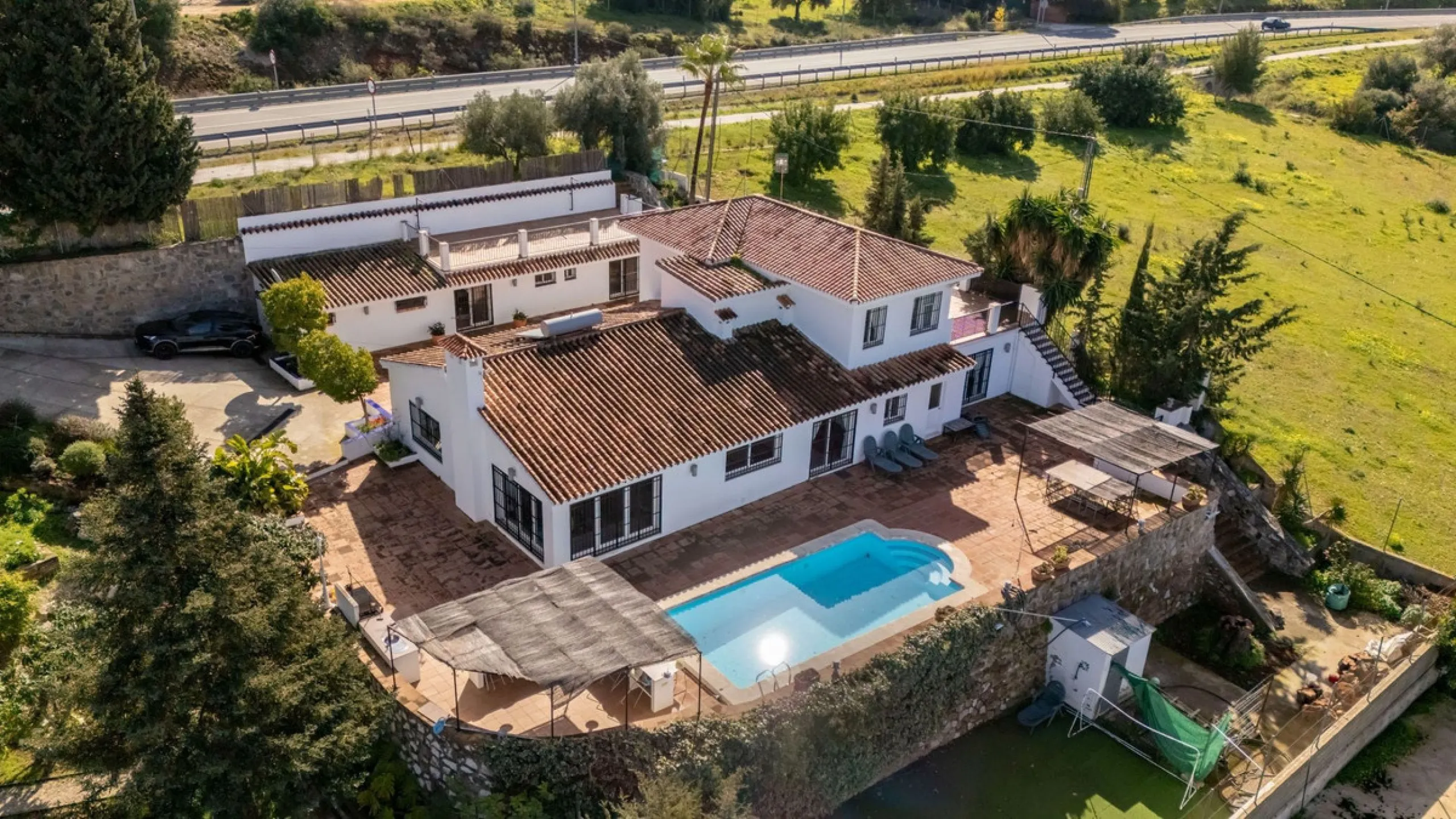 5 bedroom main house, plus a 3 bedroom guest house, a studio/apartment, garage and 2 swimming pools!