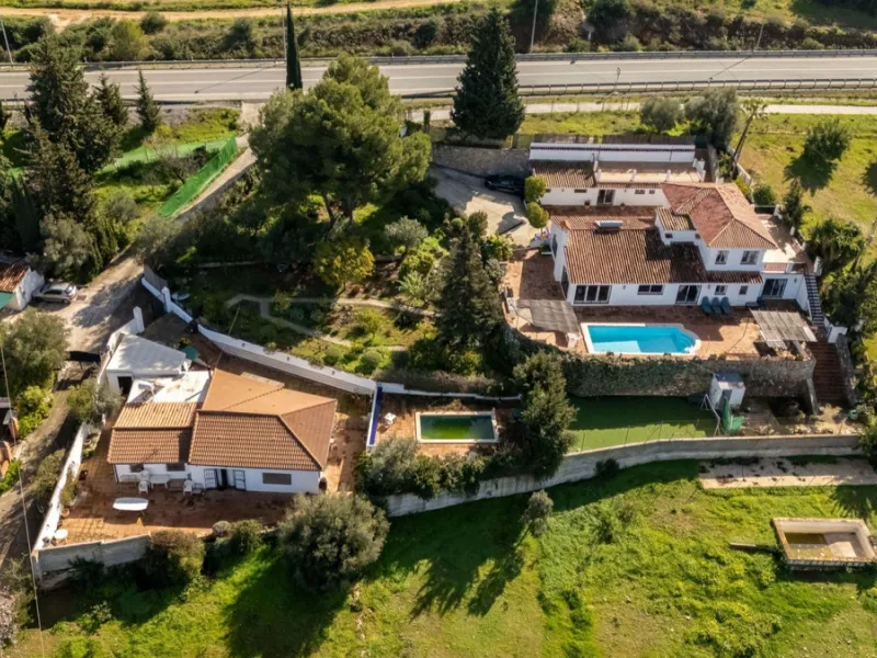 5 bedroom main house, plus a 3 bedroom guest house, a studio/apartment, garage and 2 swimming pools!