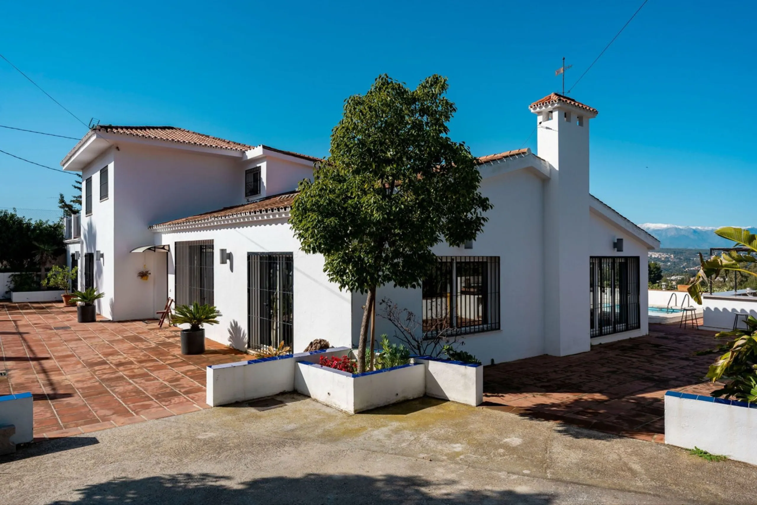 5 bedroom main house, plus a 3 bedroom guest house, a studio/apartment, garage and 2 swimming pools!