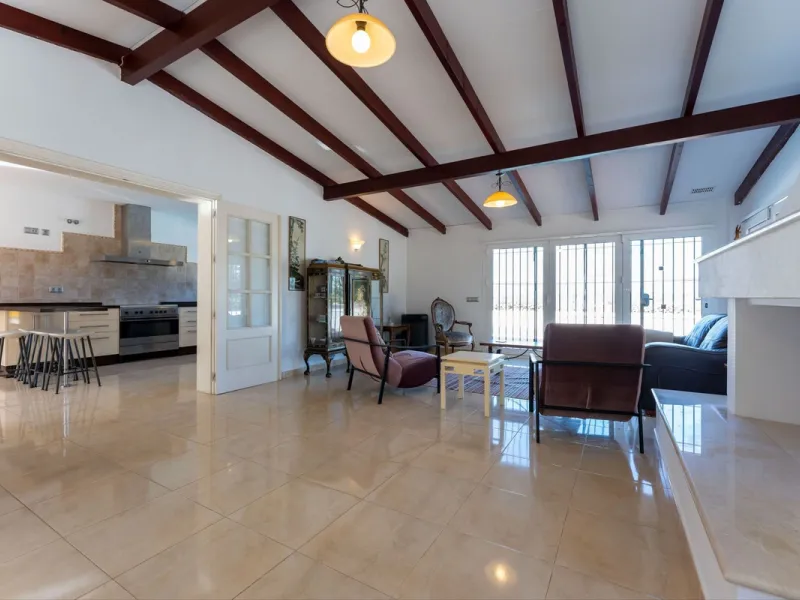 5 bedroom main house, plus a 3 bedroom guest house, a studio/apartment, garage and 2 swimming pools!