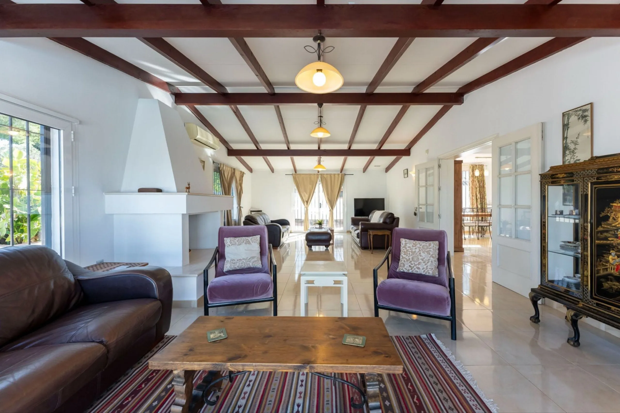 5 bedroom main house, plus a 3 bedroom guest house, a studio/apartment, garage and 2 swimming pools!