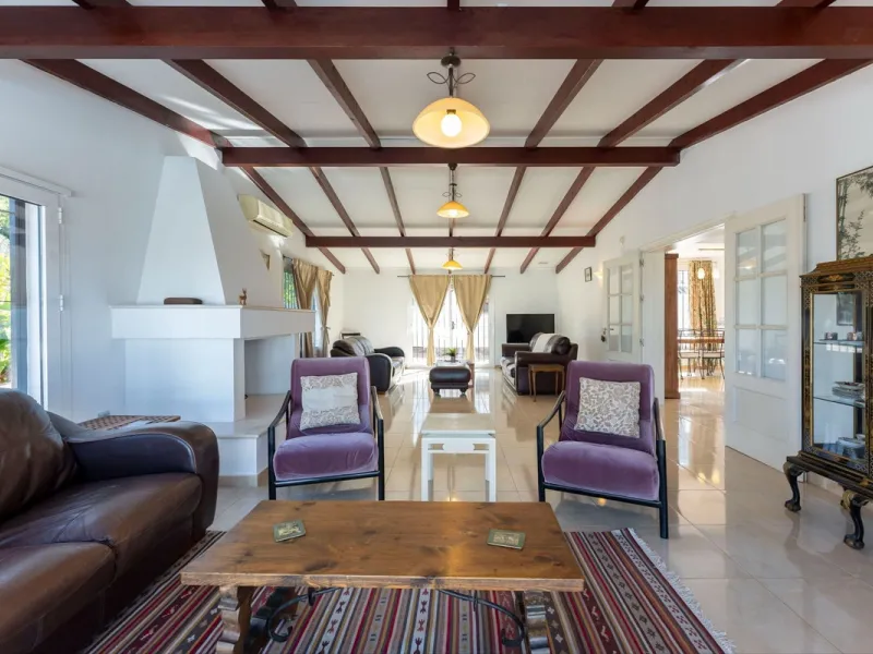 5 bedroom main house, plus a 3 bedroom guest house, a studio/apartment, garage and 2 swimming pools!