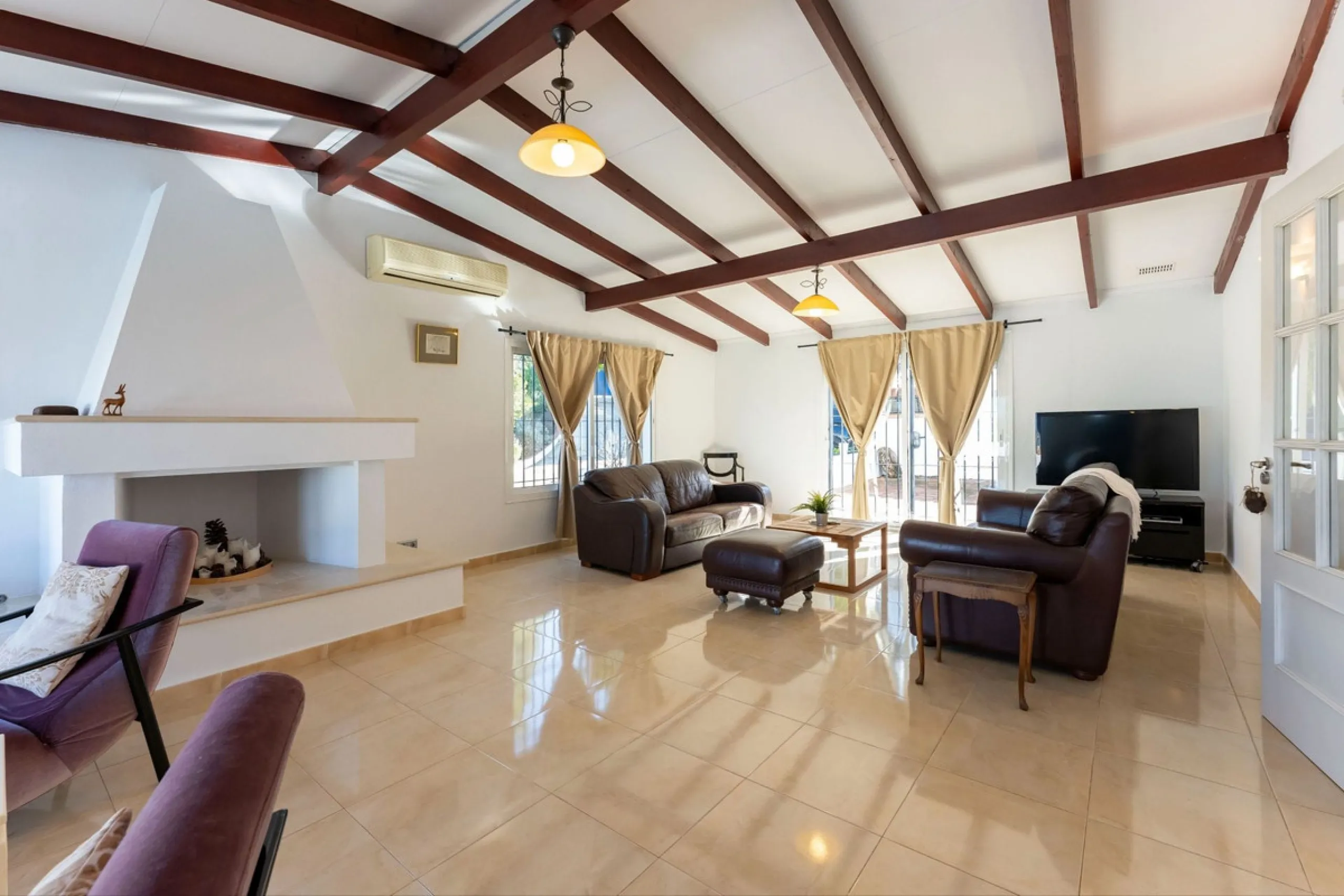5 bedroom main house, plus a 3 bedroom guest house, a studio/apartment, garage and 2 swimming pools!