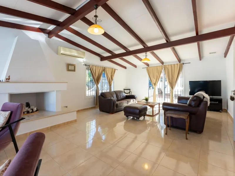 5 bedroom main house, plus a 3 bedroom guest house, a studio/apartment, garage and 2 swimming pools!