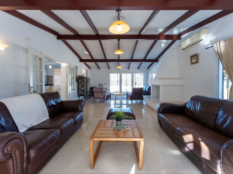 5 bedroom main house, plus a 3 bedroom guest house, a studio/apartment, garage and 2 swimming pools!
