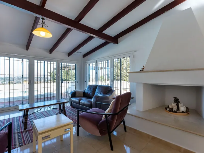 5 bedroom main house, plus a 3 bedroom guest house, a studio/apartment, garage and 2 swimming pools!
