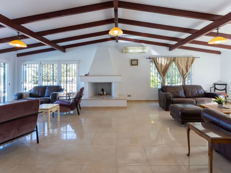 5 bedroom main house, plus a 3 bedroom guest house, a studio/apartment, garage and 2 swimming pools!