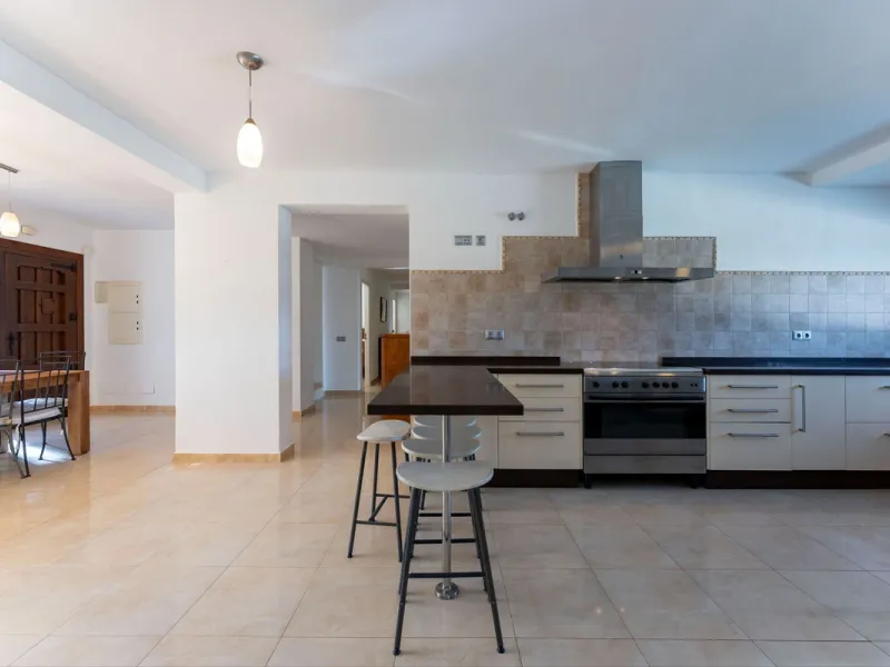 5 bedroom main house, plus a 3 bedroom guest house, a studio/apartment, garage and 2 swimming pools!