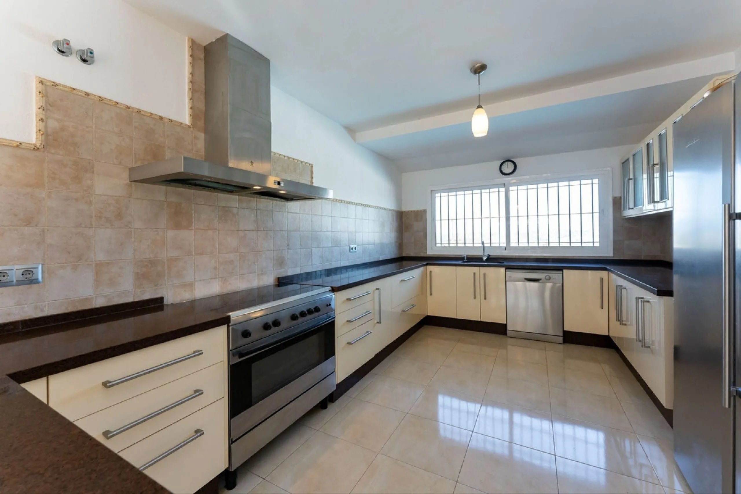 5 bedroom main house, plus a 3 bedroom guest house, a studio/apartment, garage and 2 swimming pools!