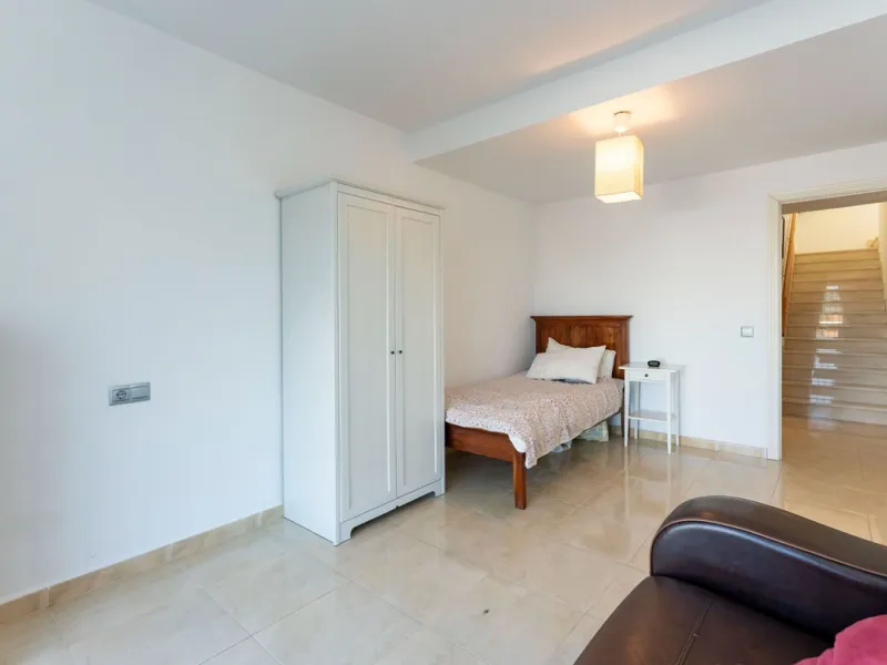5 bedroom main house, plus a 3 bedroom guest house, a studio/apartment, garage and 2 swimming pools!