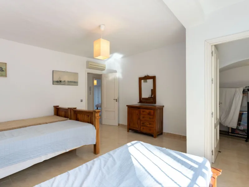 5 bedroom main house, plus a 3 bedroom guest house, a studio/apartment, garage and 2 swimming pools!