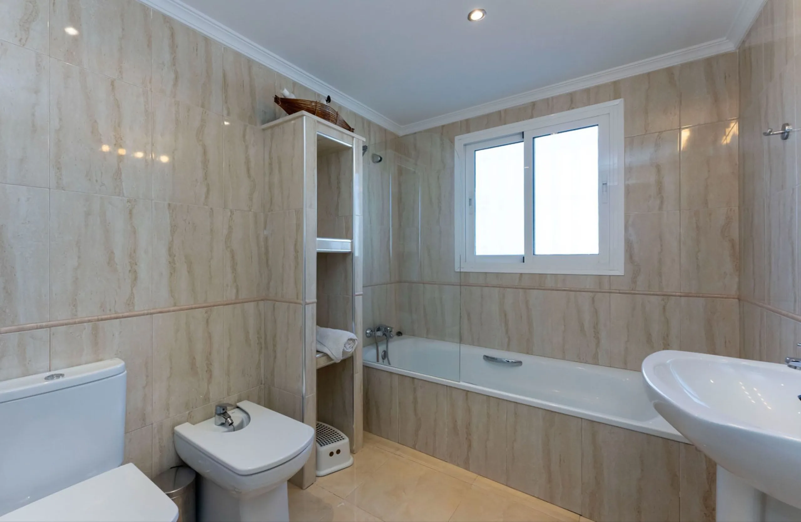 5 bedroom main house, plus a 3 bedroom guest house, a studio/apartment, garage and 2 swimming pools!