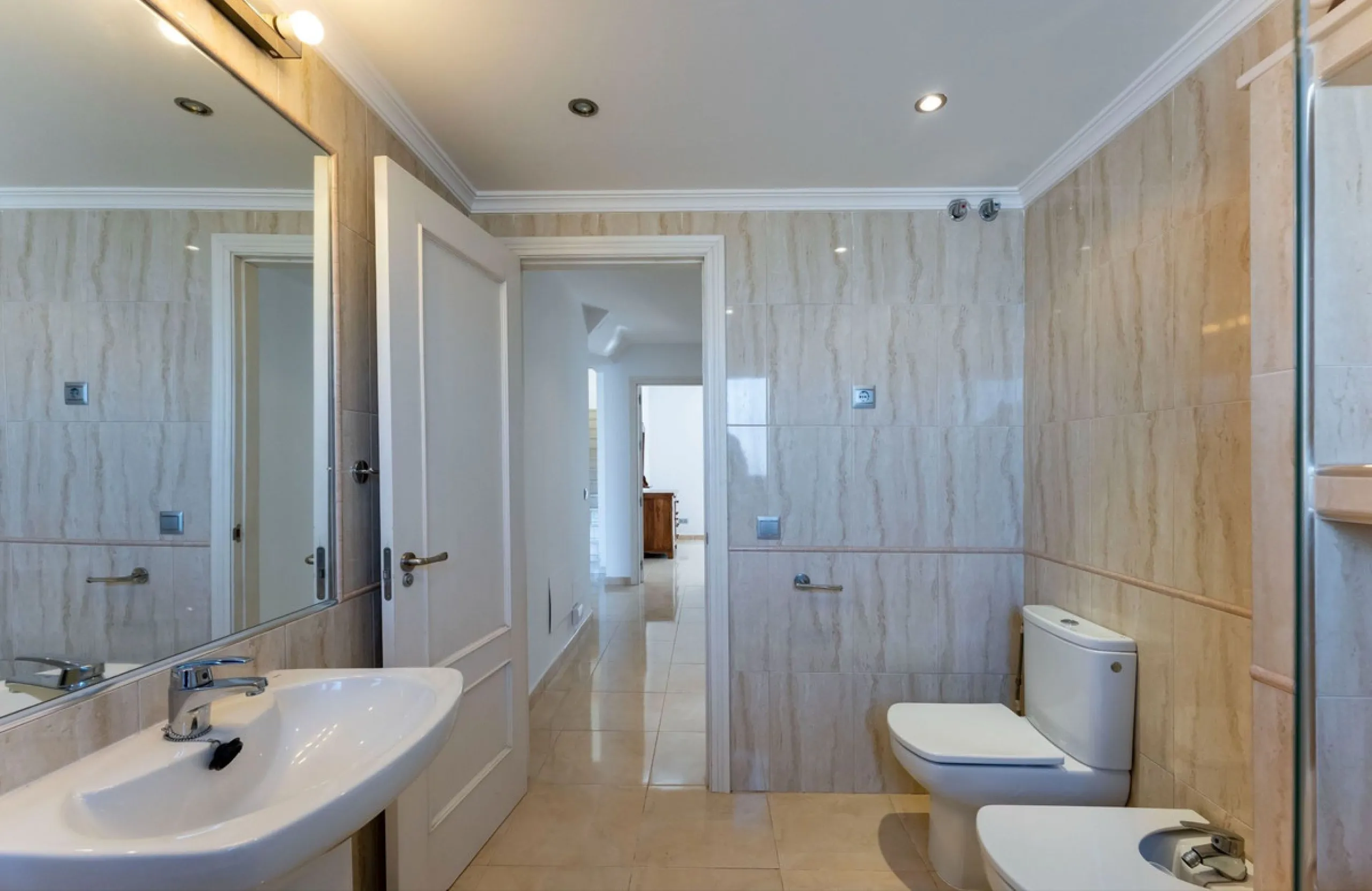 5 bedroom main house, plus a 3 bedroom guest house, a studio/apartment, garage and 2 swimming pools!