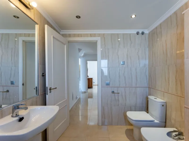 5 bedroom main house, plus a 3 bedroom guest house, a studio/apartment, garage and 2 swimming pools!