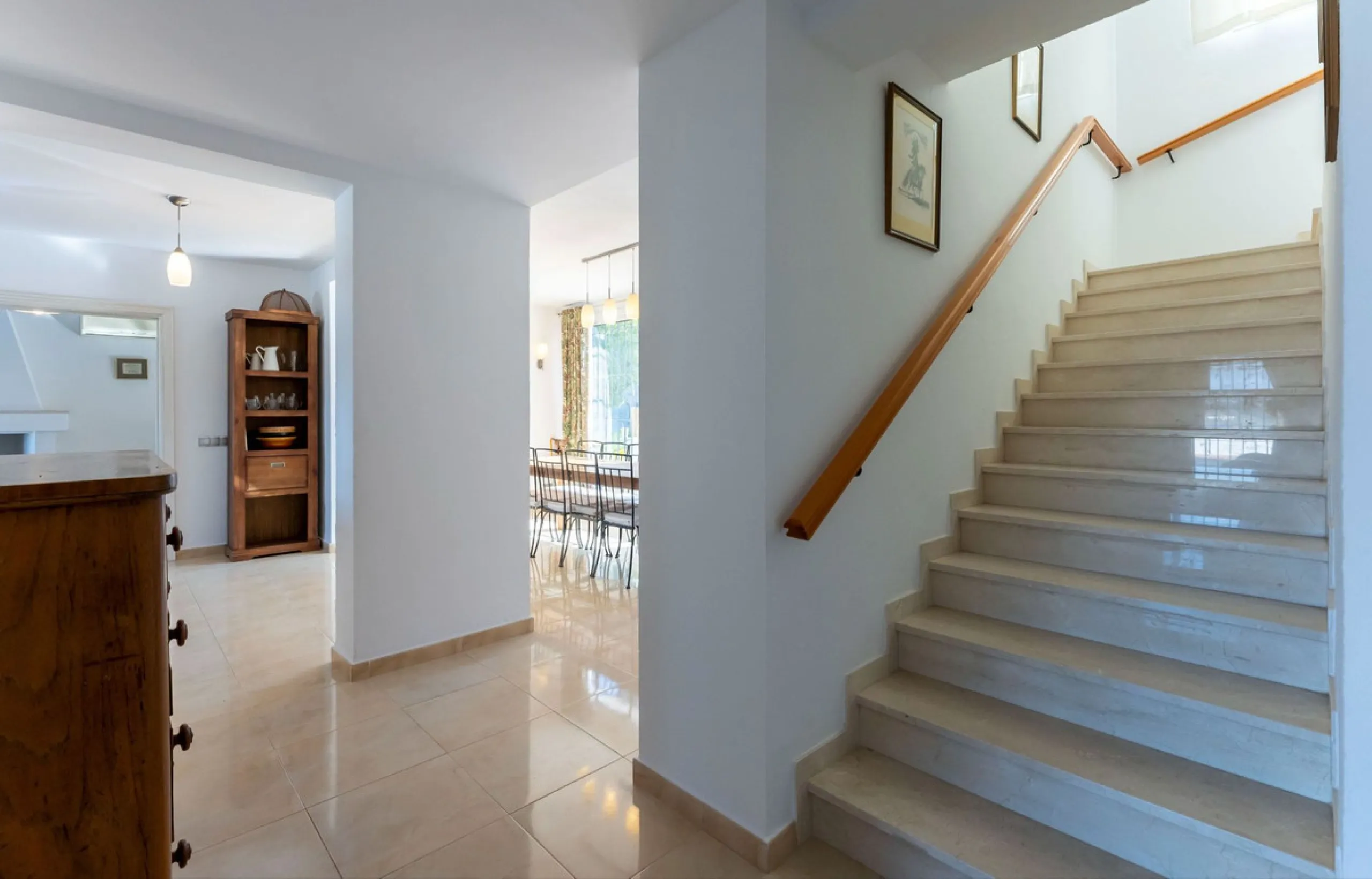 5 bedroom main house, plus a 3 bedroom guest house, a studio/apartment, garage and 2 swimming pools!