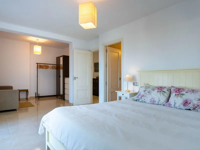 5 bedroom main house, plus a 3 bedroom guest house, a studio/apartment, garage and 2 swimming pools!