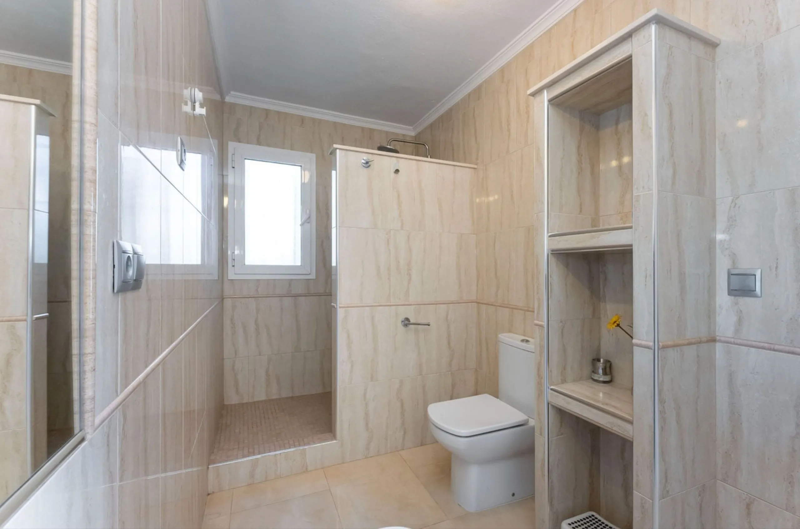 5 bedroom main house, plus a 3 bedroom guest house, a studio/apartment, garage and 2 swimming pools!