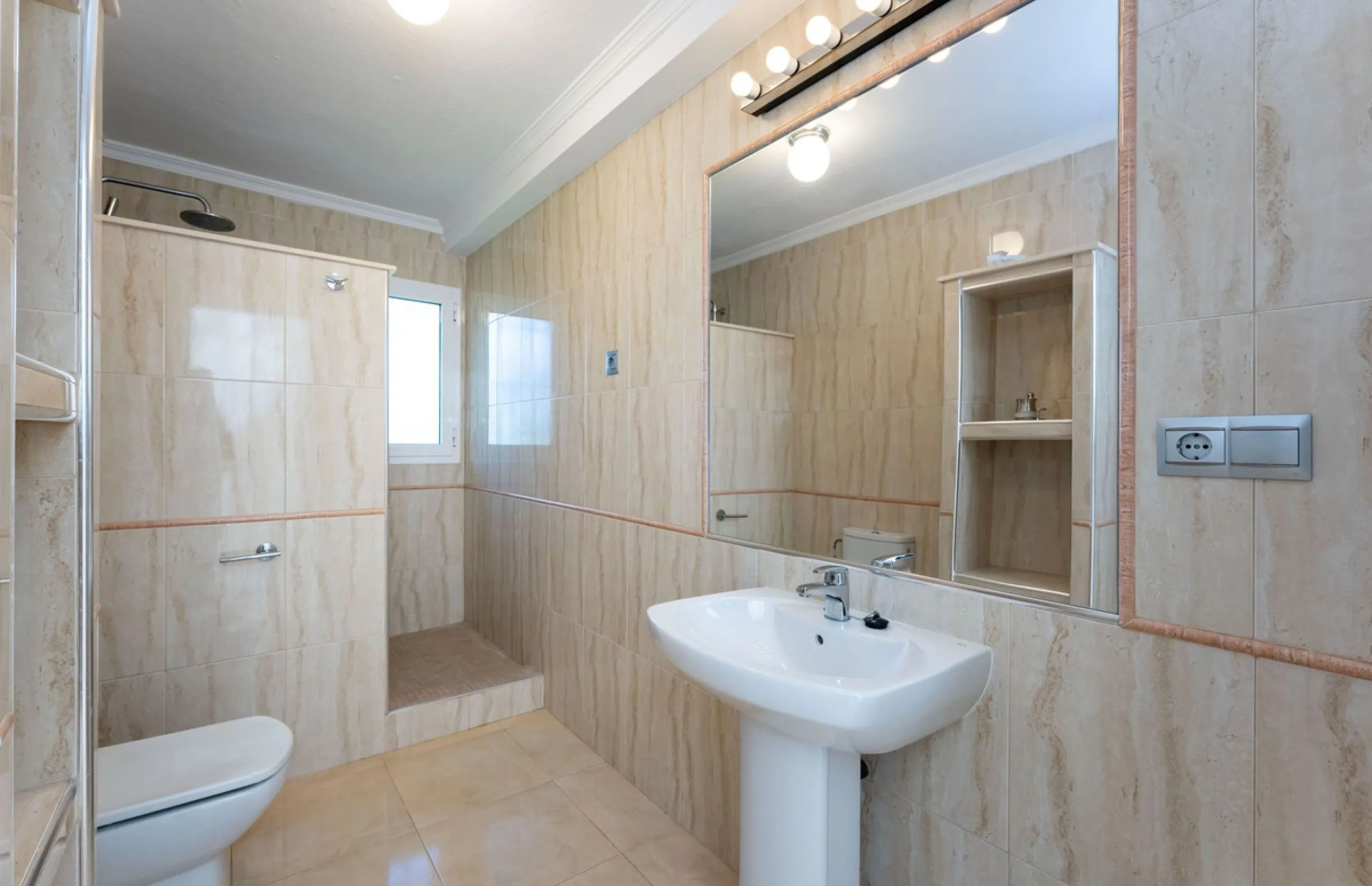 5 bedroom main house, plus a 3 bedroom guest house, a studio/apartment, garage and 2 swimming pools!
