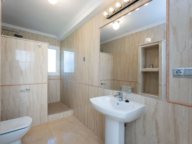 5 bedroom main house, plus a 3 bedroom guest house, a studio/apartment, garage and 2 swimming pools!