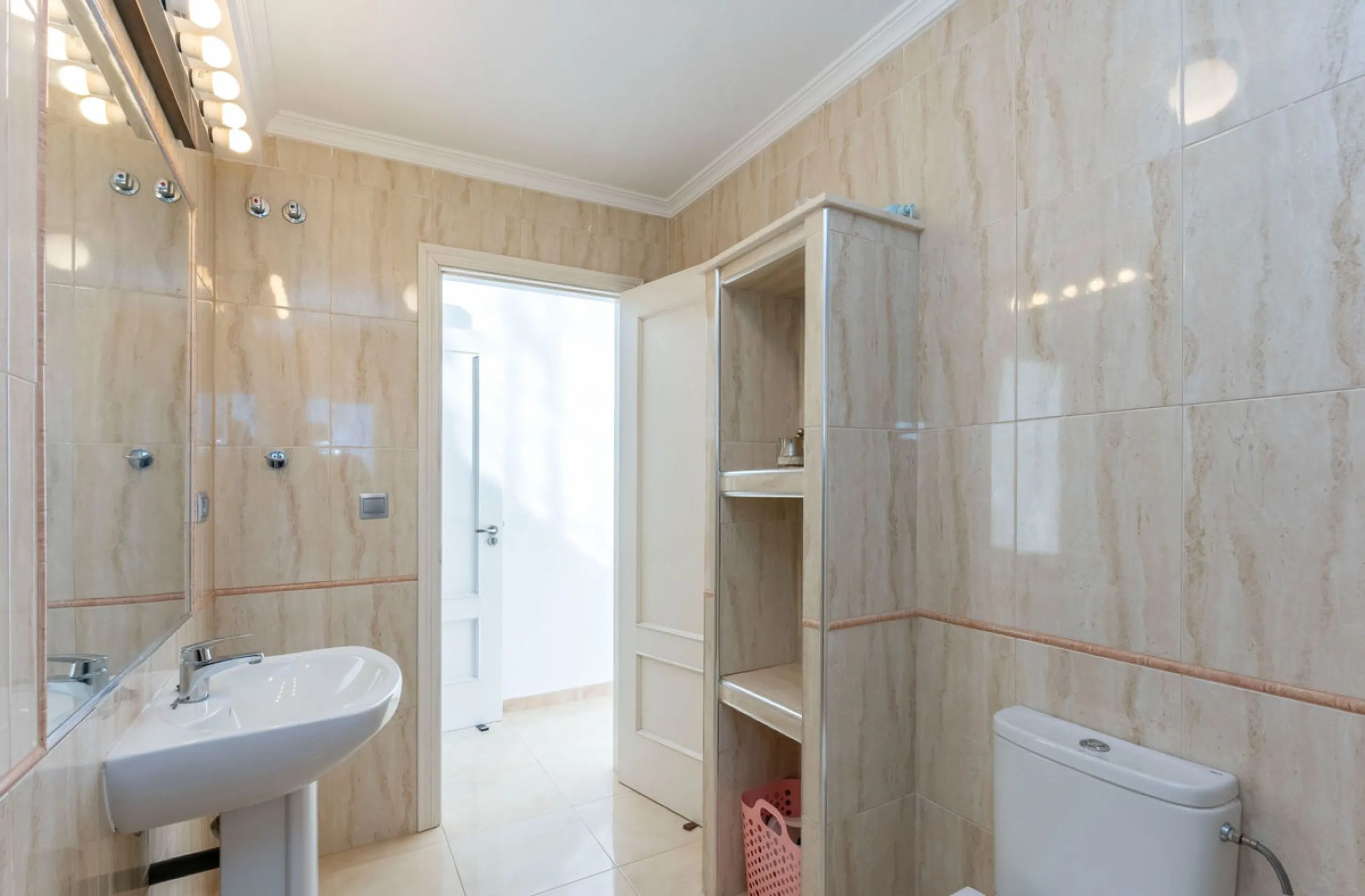5 bedroom main house, plus a 3 bedroom guest house, a studio/apartment, garage and 2 swimming pools!