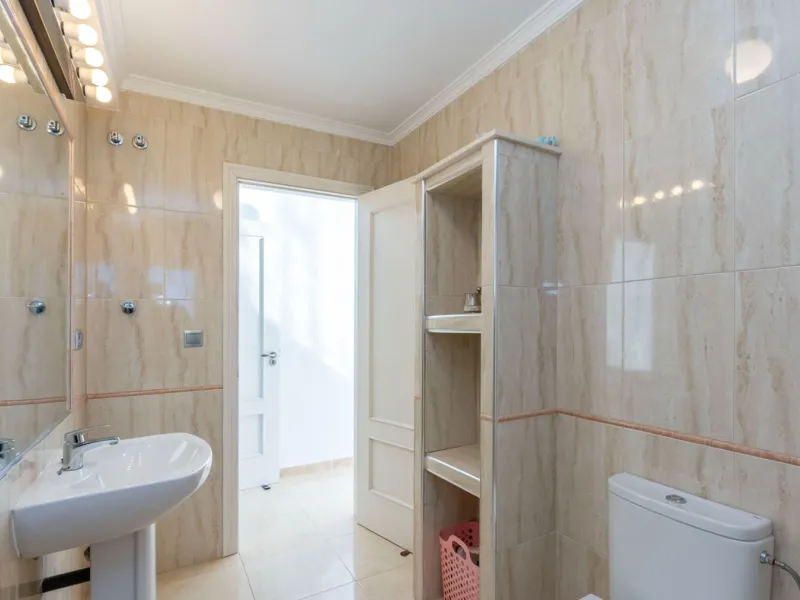 5 bedroom main house, plus a 3 bedroom guest house, a studio/apartment, garage and 2 swimming pools!