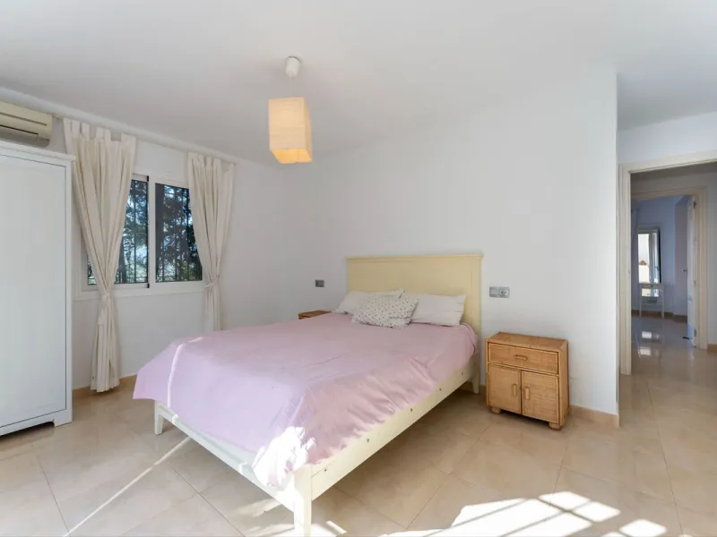 5 bedroom main house, plus a 3 bedroom guest house, a studio/apartment, garage and 2 swimming pools!