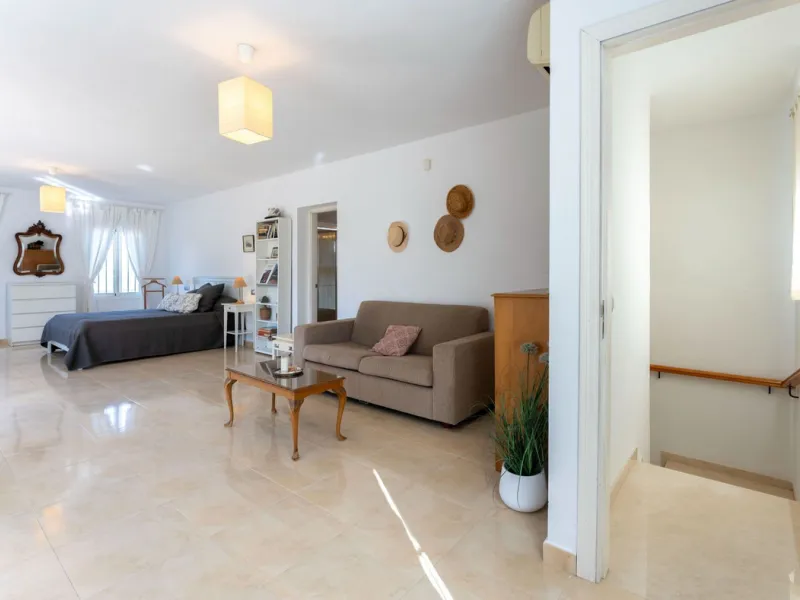 5 bedroom main house, plus a 3 bedroom guest house, a studio/apartment, garage and 2 swimming pools!