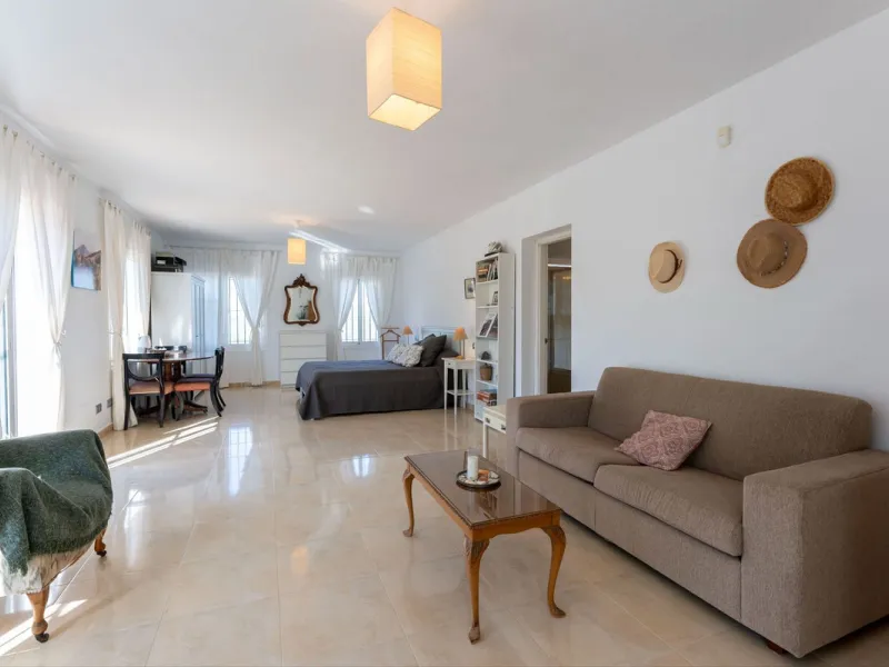 5 bedroom main house, plus a 3 bedroom guest house, a studio/apartment, garage and 2 swimming pools!