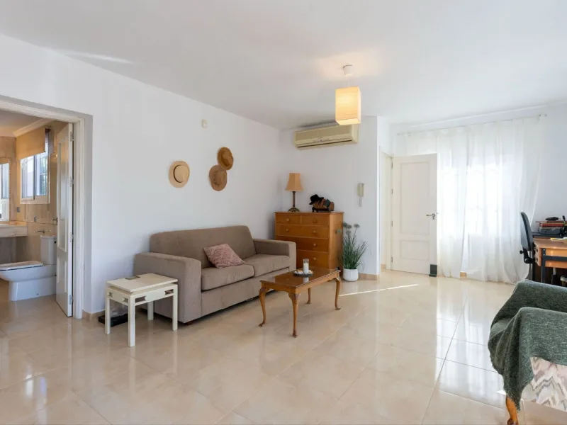 5 bedroom main house, plus a 3 bedroom guest house, a studio/apartment, garage and 2 swimming pools!