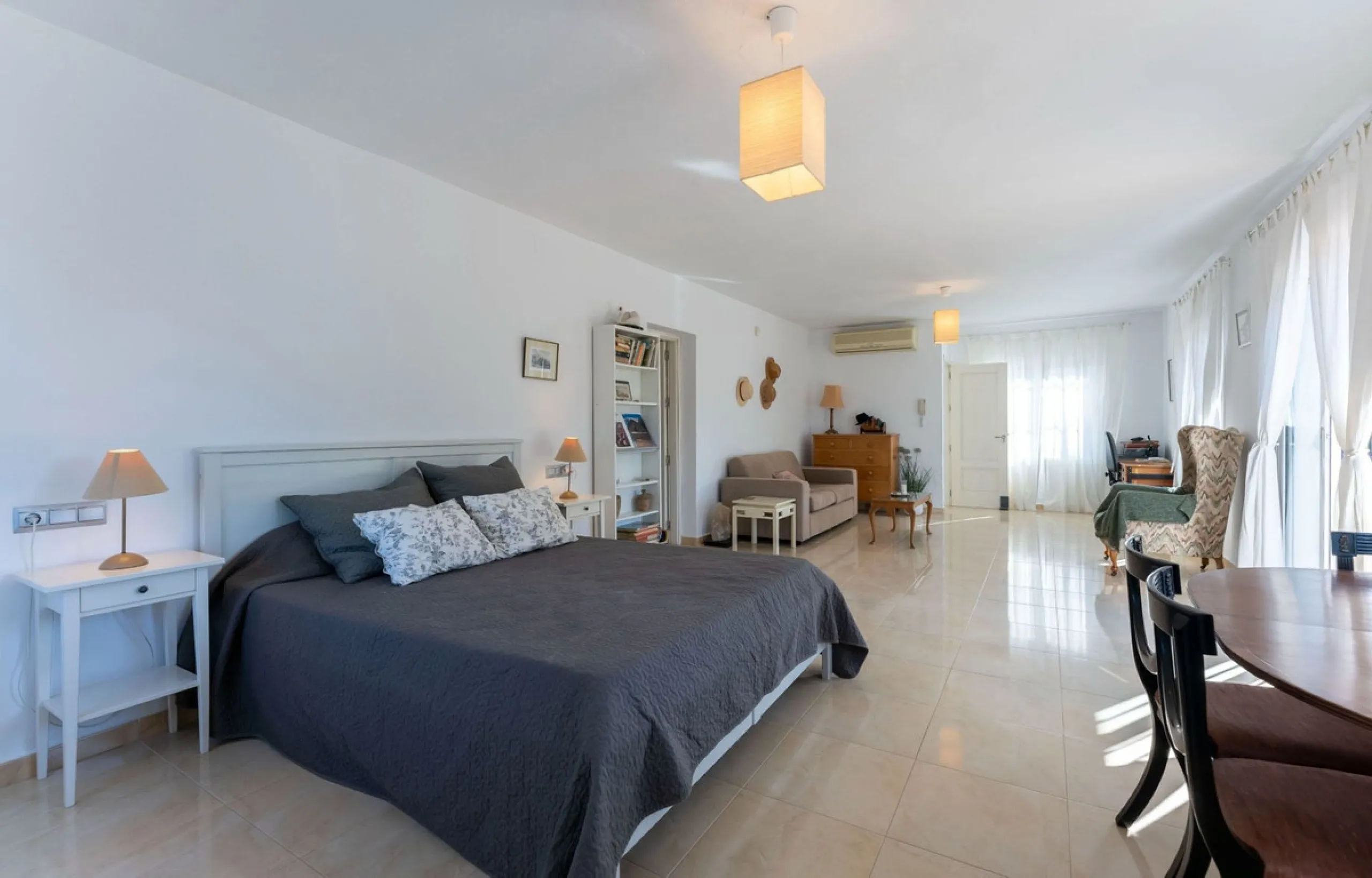 5 bedroom main house, plus a 3 bedroom guest house, a studio/apartment, garage and 2 swimming pools!