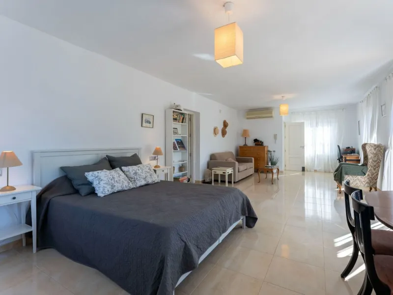 5 bedroom main house, plus a 3 bedroom guest house, a studio/apartment, garage and 2 swimming pools!