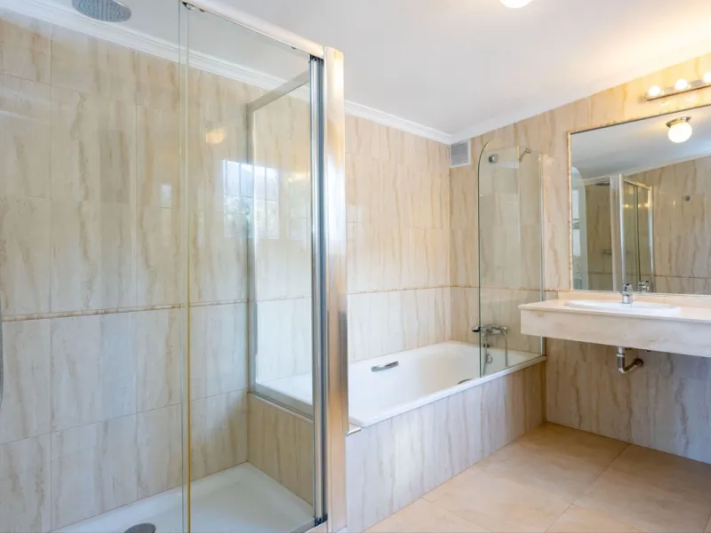 5 bedroom main house, plus a 3 bedroom guest house, a studio/apartment, garage and 2 swimming pools!