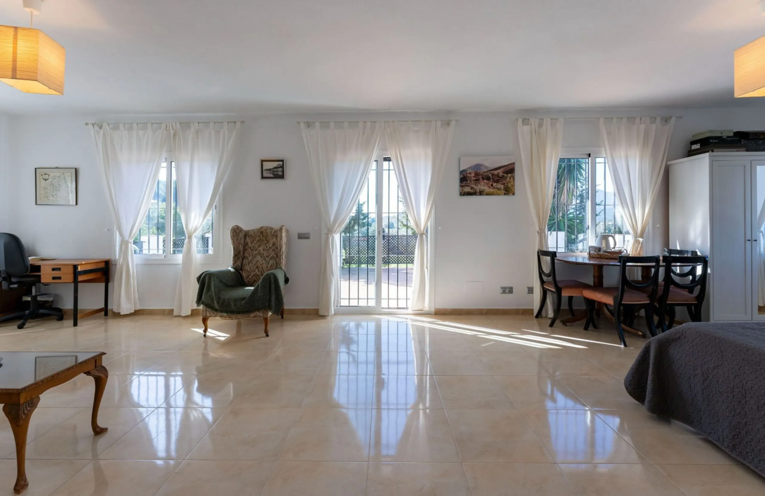 5 bedroom main house, plus a 3 bedroom guest house, a studio/apartment, garage and 2 swimming pools!