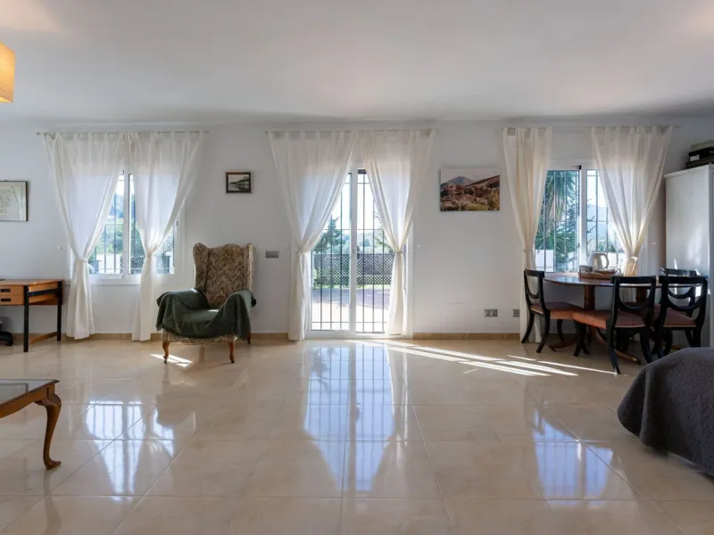 5 bedroom main house, plus a 3 bedroom guest house, a studio/apartment, garage and 2 swimming pools!