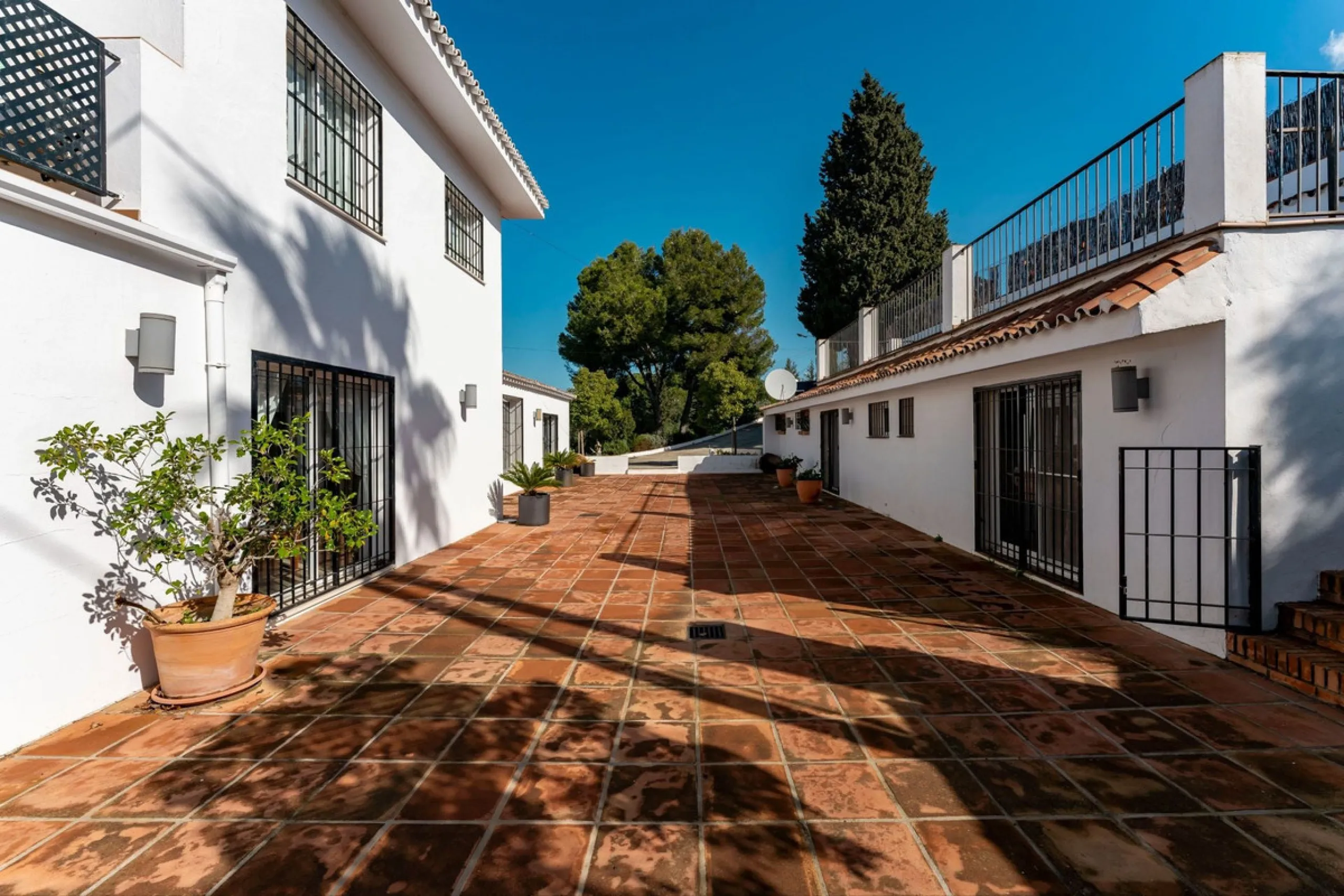 5 bedroom main house, plus a 3 bedroom guest house, a studio/apartment, garage and 2 swimming pools!