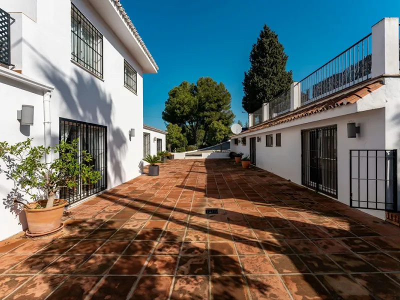 5 bedroom main house, plus a 3 bedroom guest house, a studio/apartment, garage and 2 swimming pools!